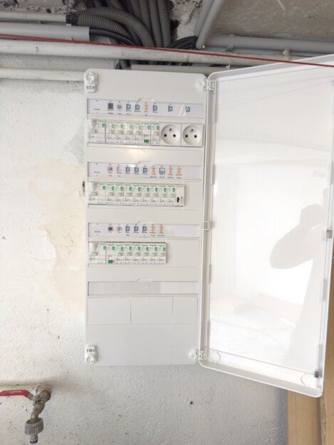 Installation d’un tableau électrique neuf à Homecourt - SL Électricité<br /> Tableau électrique neuf installé à Homecourt par SL Électricité<br />