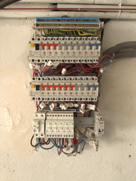 Tableau électrique avant remplacement - Homecourt - SL Électricité Ancien tableau électrique avant remplacement à Homecourt par SL Électricité